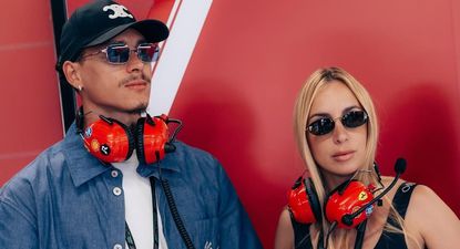 Darwin Núñez y Lorena Mañas en los boxes de Ferrari