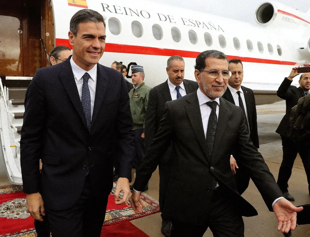 El presidente del Gobierno español, Pedro Sánchez, a su llegada a Rabat donde fue recibido por el primer ministro marroquí, Saadedín Al Othmani (d)