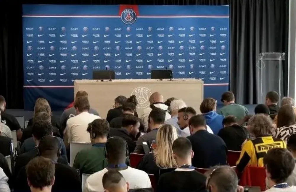 Una camiseta de Peñarol apareció entre los periodistas que acudieron a la presentación de Luis Enrique como técnico de Paria Saint-Germain