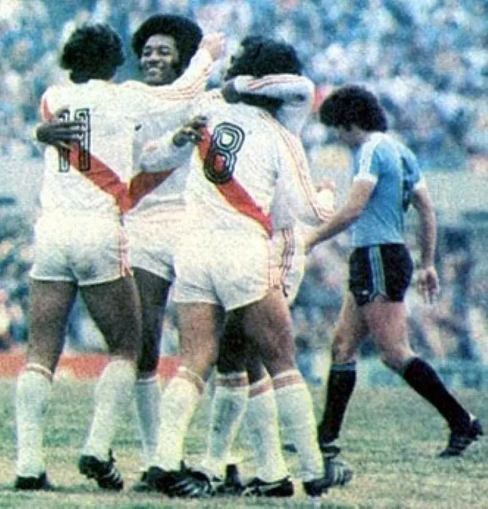 José Velásquez se abraza al final del partido con Juan Carlos Oblitas y César Cueto, mientras Daniel Martínez sufre por el resultado