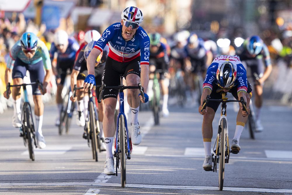 Thomas Silva, a la izquierda, junto al francés Dorian Godon (i), del Ineos Grenadiers, quien se impuso en la primera etapa de la Volta Ciclista a Catalunya, de 172,2 kilómetros con inicio y final en el Sant Feliu de Guíxols (Girona), tras superar en el último suspiro al belga Remco Evenepoel (d), del Red Bull-Bora-Hansgroge.&nbsp;