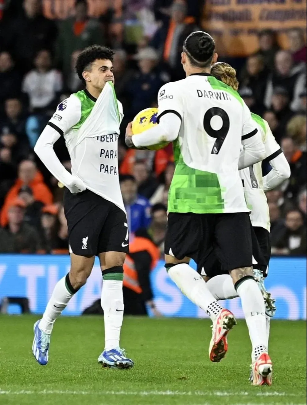 Luis Díaz celebró su gol con una camiseta que decía Libertad para papá