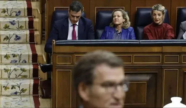 El presidente del Gobierno, Pedro Sánchez, la vicepresidenta Económica, Nadia Calviño y la vicepresidenta segunda y ministra de Trabajo, Yolanda Díaz observan al presidente del PP, Alberto Núñez Feijóo, durante la sesión de control al Gobierno que este miércoles