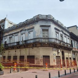Se derrumbó el techo de un edificio del siglo XIX abandonado en Ciudad Vieja; será demolido parcialmente y vecinos se quejan por demoras