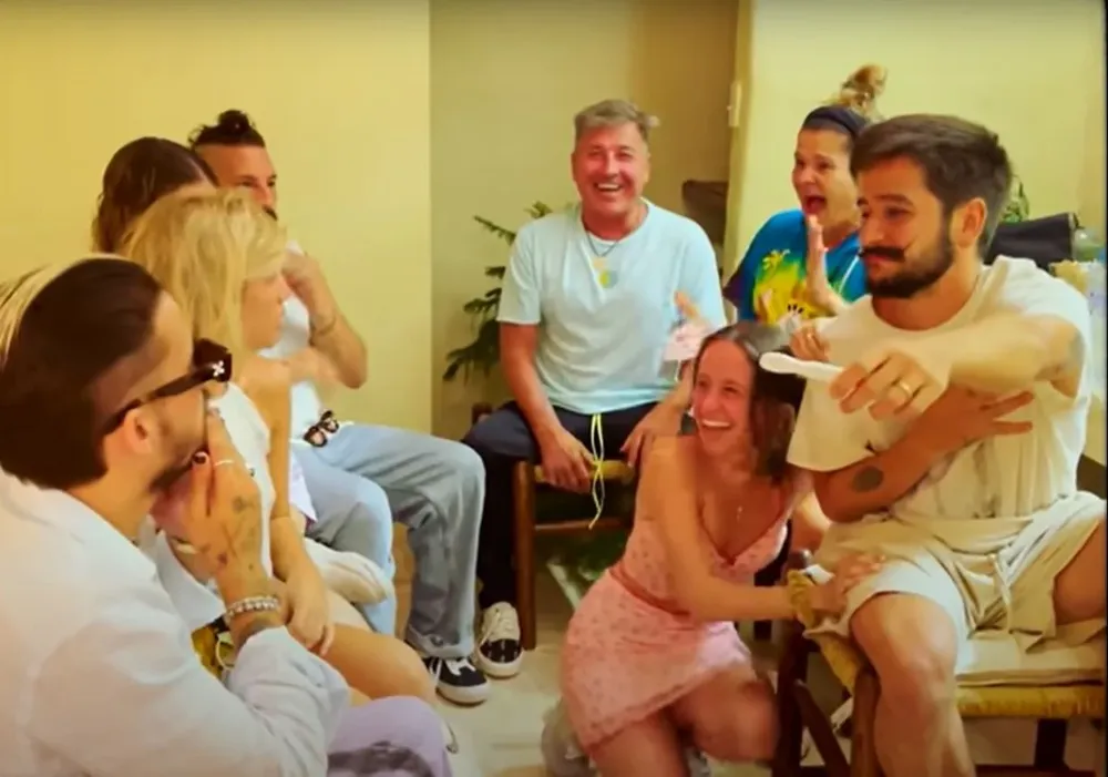 El anuncio a la familia Montaner en el clip de Índigo