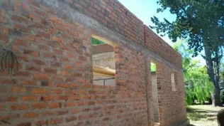 Salones en construcción en el liceo de San Antonio en Salto. Los docentes denuncias que dan clases al aire libre por falta de salones. La dirección alega que en dos meses estará solucionado el problema