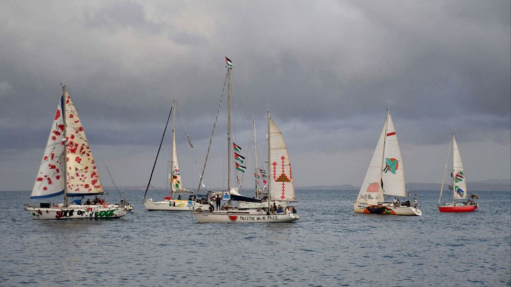 La flotilla con activistas pro islámicos que navega hacia Gaza por el mar Mediterráneo.