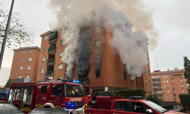 Varias personas atrapadas por el humo tras el incendio de un bloque de viviendas en Toledo