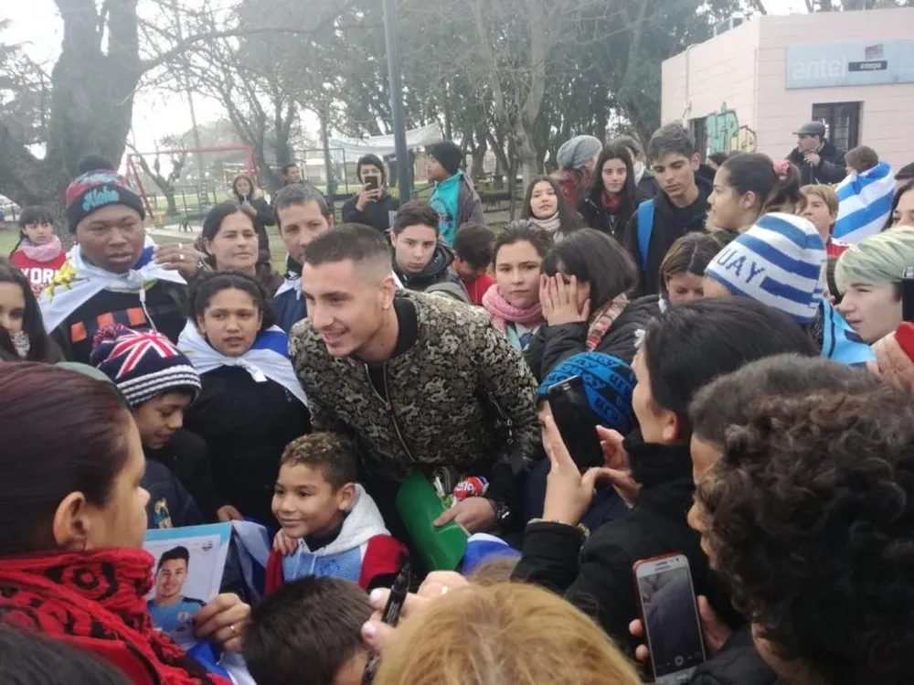 José María Giménez rodeado de fanáticos en Toledo