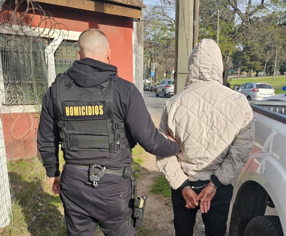 Efectivo del Departamento de Homicidios junto al detenido&nbsp;