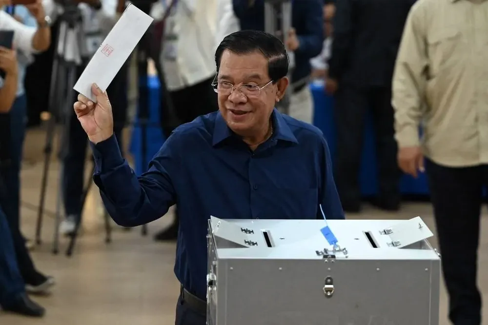 Hun Sen, el primer ministro camboyano, emite su voto en las elecciones de este domingo