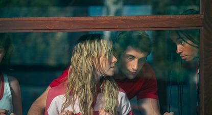 el actor sanducero de la sociedad de la nieve ahora protagoniza la serie de netflix que quiere ser la nueva elite: olympo