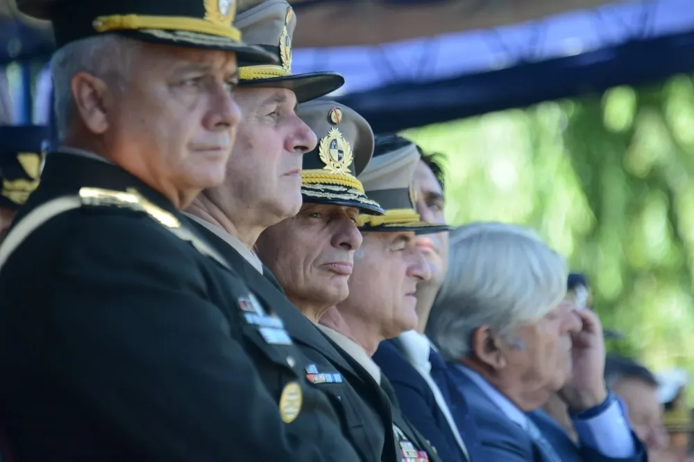 Gustavo Fajardo, primero desde la izquierda