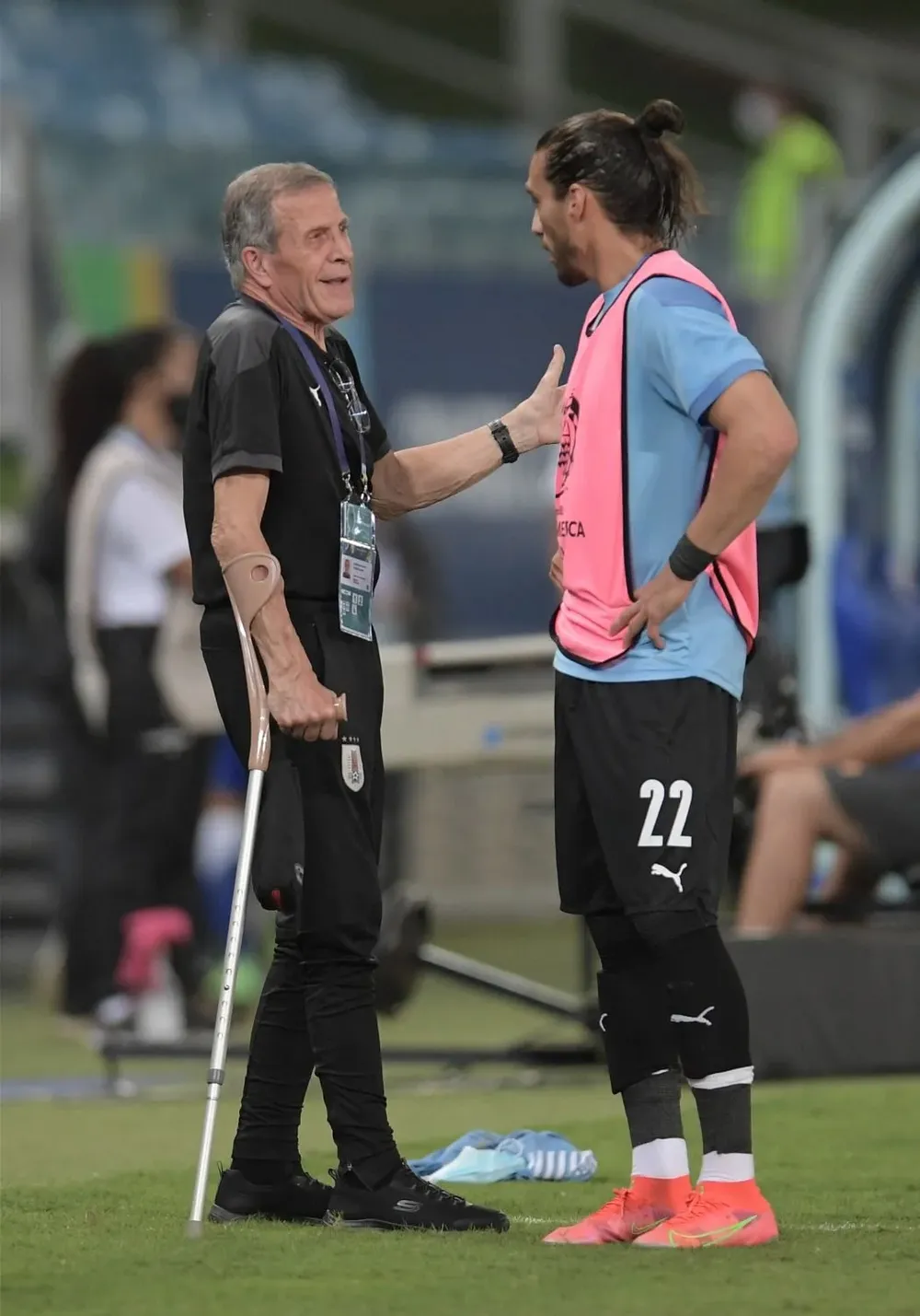 Tabárez y el Pelado Cáceres en uno de los partidos de las Eliminatorias