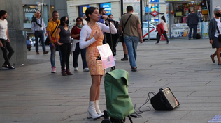 Una cantante callejera en la Plaza Mayor de Madrid.