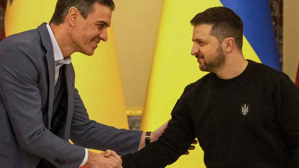 El presidente del Gobierno de España, Pedro Sánchez, y su par de Ucrania, Volodomir Zelenski.