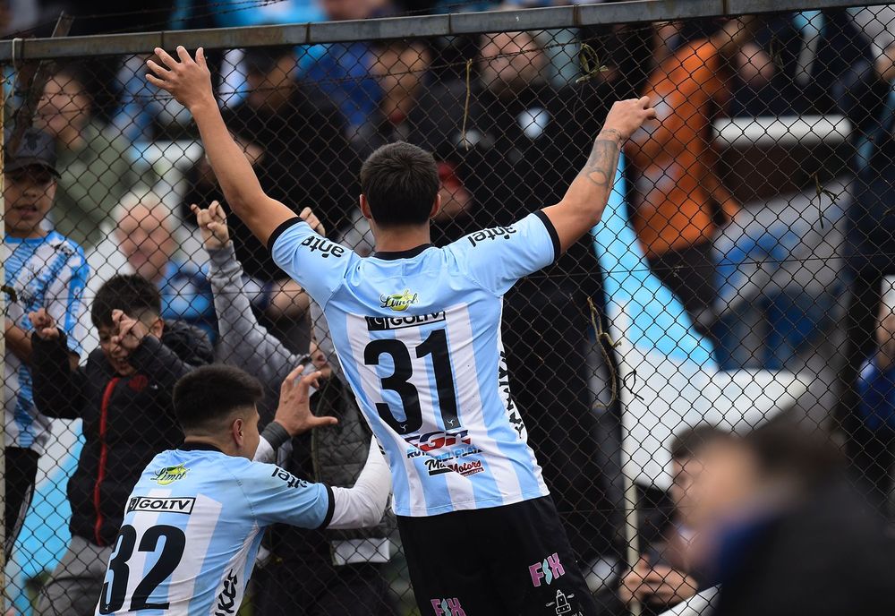 Cerro festeja su victoria a Peñarol 2-0 en el Estadio Luis Tróccoli