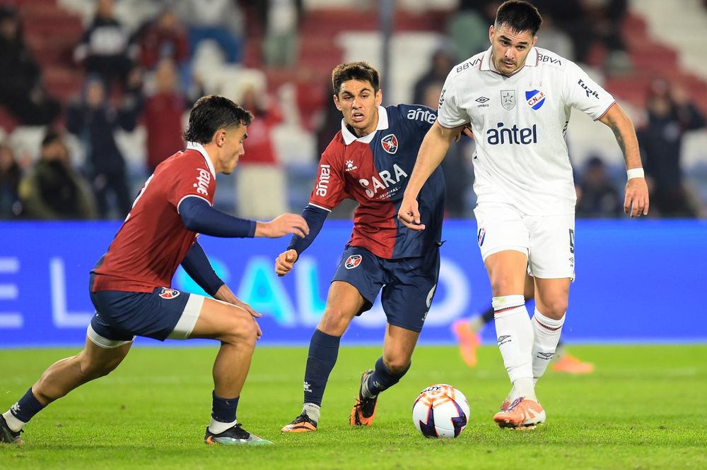 Maximiliano Gómez en el partido ante Albion