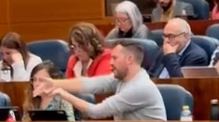 Un diputado de Más Madrid simuló disparar a Ayuso durante su intervención en la Asamblea