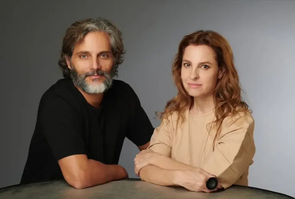 Joaquín Furriel y la mexicana Marina de Tavira, protagonistas de El aroma del pasto recién cortado