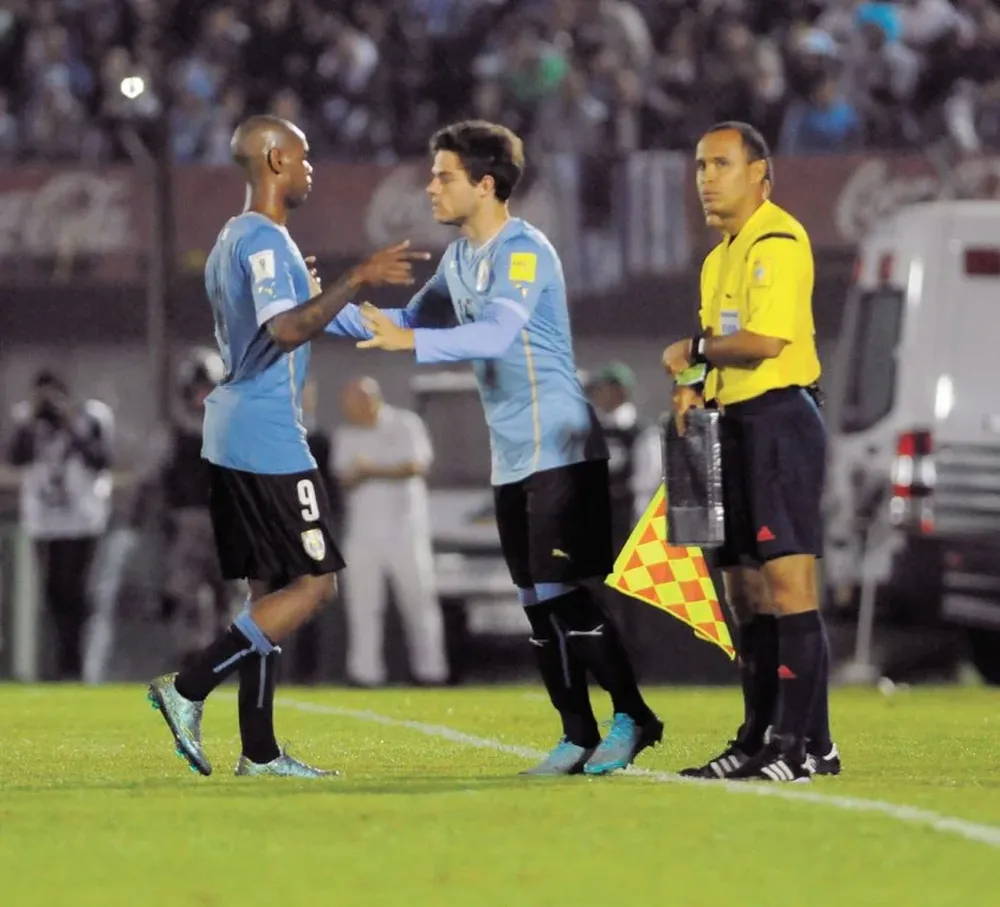 Nahitan Nandez con la celeste mayor
