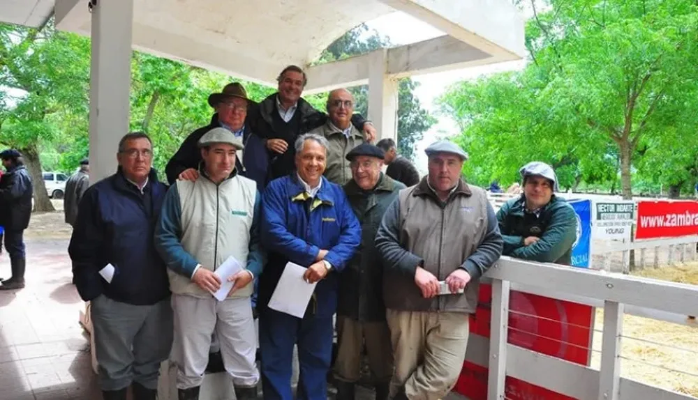 Los cabañeros con integrantes de los escritorios en el remate del año pasado