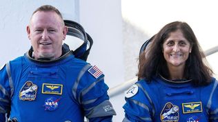 Butch Wilmore y Sunita Williams antes del lanzamiento de su misión en junio.