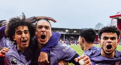 Darwin Núñez celebró su gol para Liverpool y a su lado aparecen Jayden Danns y el colombiano Luis Díaz