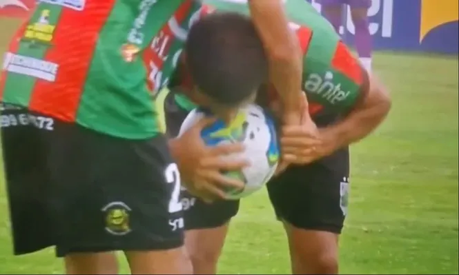 La disputa por la pelota de dos jugadores de Rampla Juniors