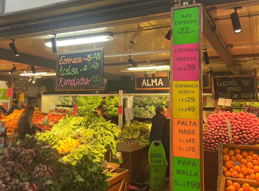 Algunos de los precios en el puesto Alma Natural, en el MAM.