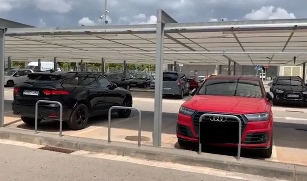 Los coches de Suárez y Messi