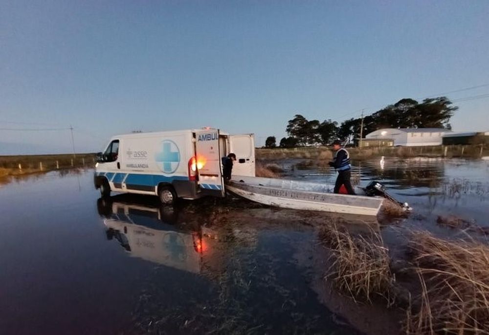 Traslado del niño por personal de ASSE por las inudaciones