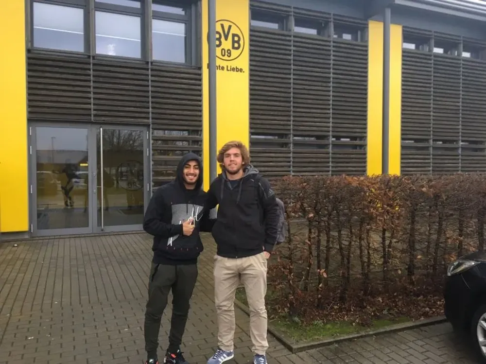 Guillermo May junto a Junior Flores en el local de entrenamiento de Borussia