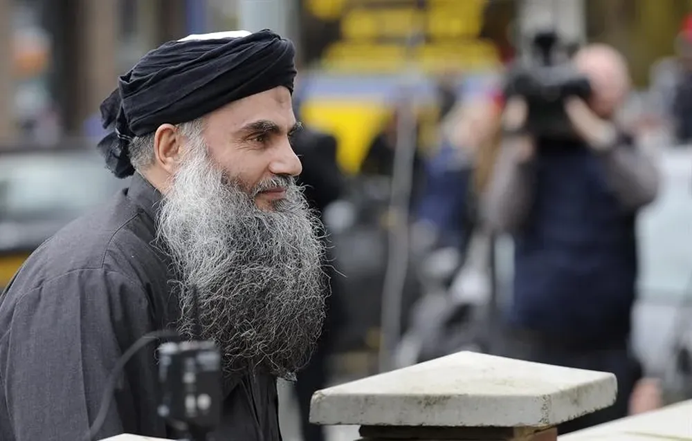 El clérigo Abu Qatada tras su puesta en libertad condicional después de siete años en custodia en el Reino Unido