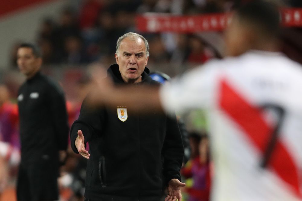 Marcelo Bielsa, técnico de la selección de Uruguay en el partido contra Perú