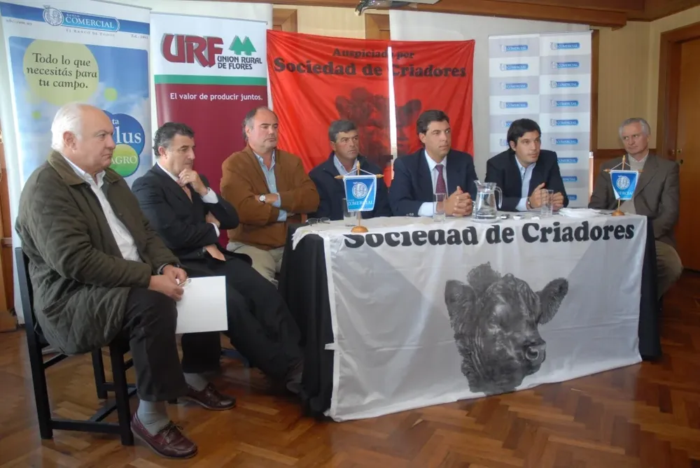 Productores, representantes del banco y de la firma rematadora.