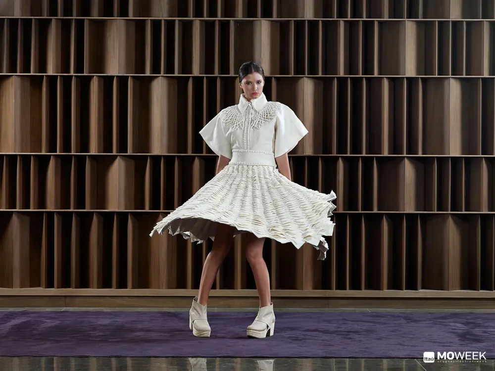 Según Lucía Benítez, todas las prendas son hechas a mano y le demandaron “días y días” de trabajo