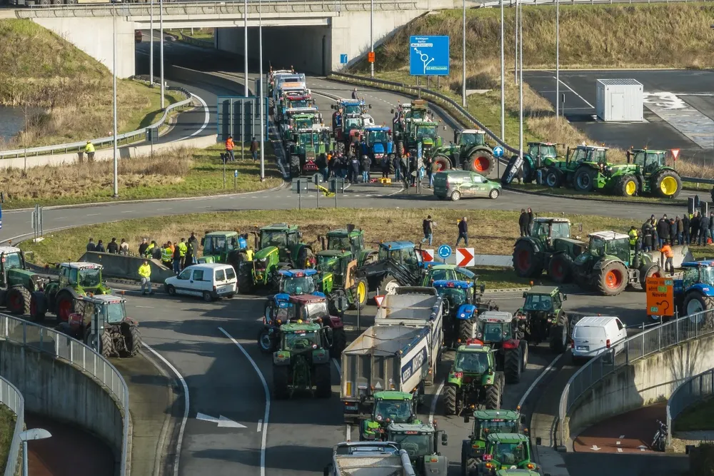 Tractorazos masivos en Francia y otros países de Europa en demanda de protección a la producción local.