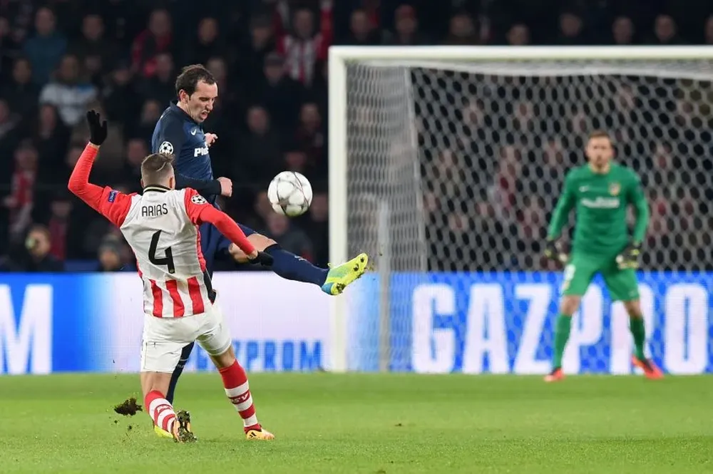 Diego Godín resta ante el colombiano Santiago Arias