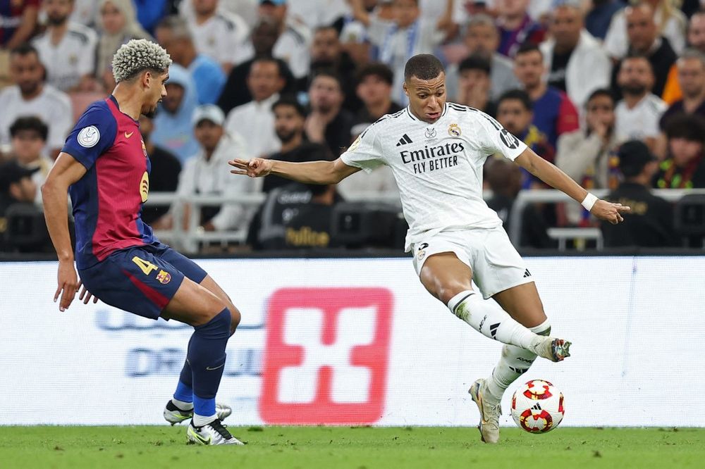 Ronald Araujo y Kylian Mbappé