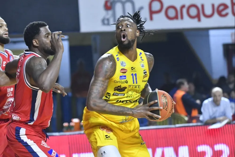 Frank Hassell marcado por Jaylen Johnson