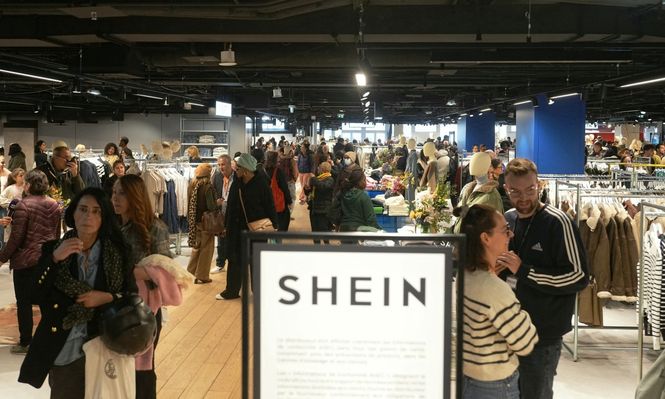 Clientes en la primera tienda física de Shein, en Paris. AFP.