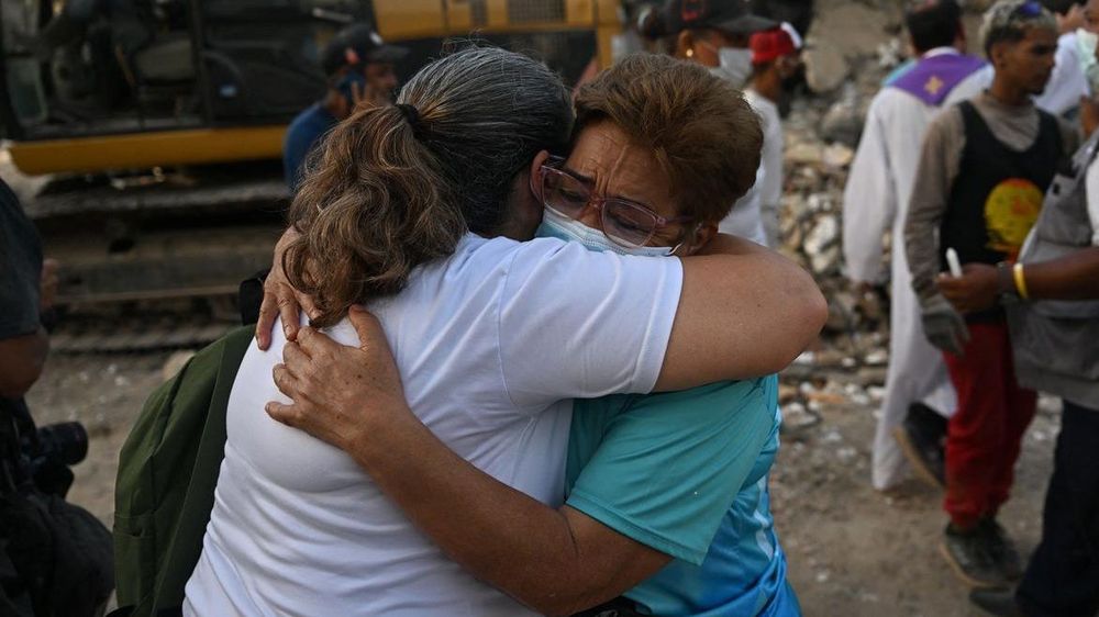 Familiares junto a los escombros de un edificio en La Guaira, Venezuela, el 24 de julio.