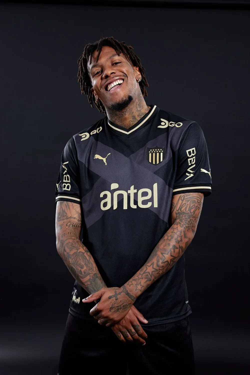 Abel Hernández luce la nueva camiseta negra de Peñarol