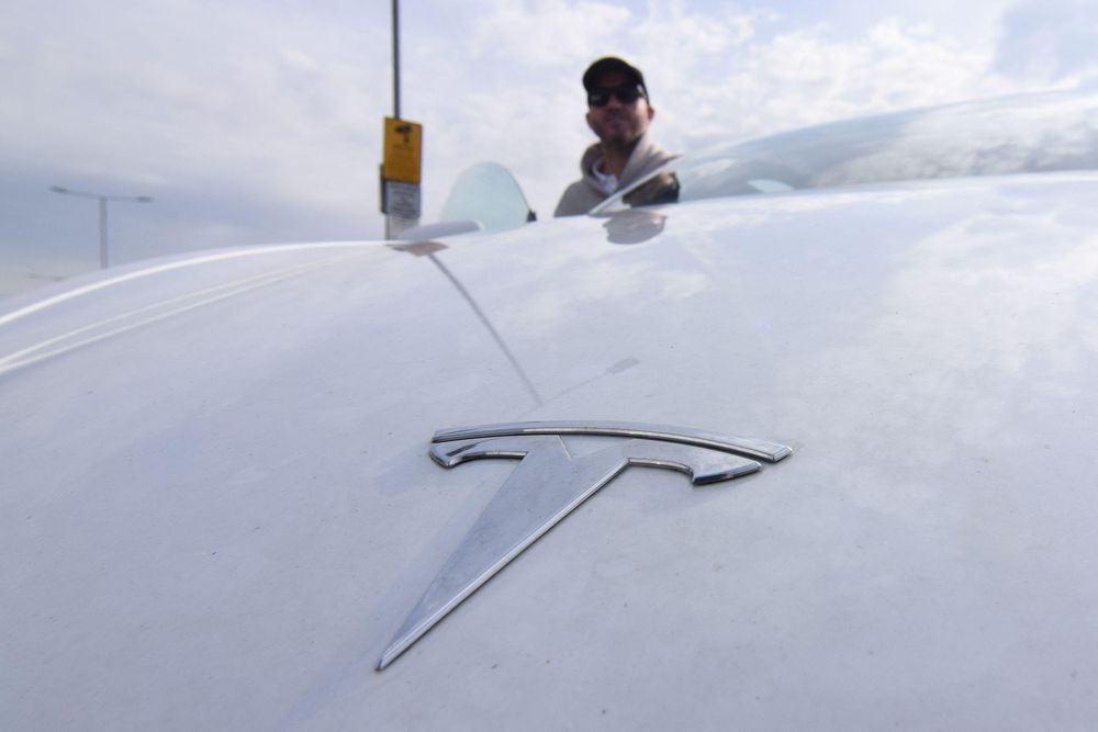 Ben Kilbey, que aparece detrás de su auto, dice que tiene que deshacerse de él porque está en desacuerdo con las acciones de Musk.