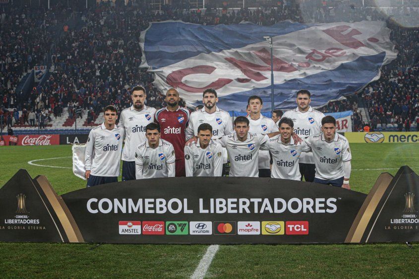 El equipo de Nacional que comenzó jugando ante Coquimbo Unido el partido de la fecha 6 de la Copa Libertadores en el Gran Parque Central: parados, de izquierda a derecha, Verón Luppi, Coates, Mejía, Rogel, Juan García, Maxi Gómez; agachados, Rodrigo Martínez, Nicolás Rodríguez, Lodeiro, Dos Santos y Tomás Viera.
