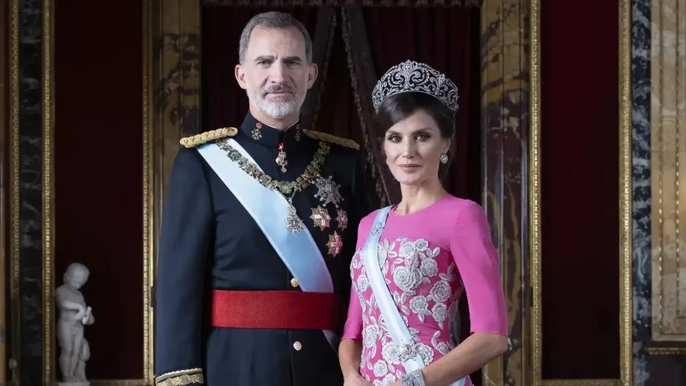 Felipe VI y Letizia, en un retrato oficial en el Palacio Rea
