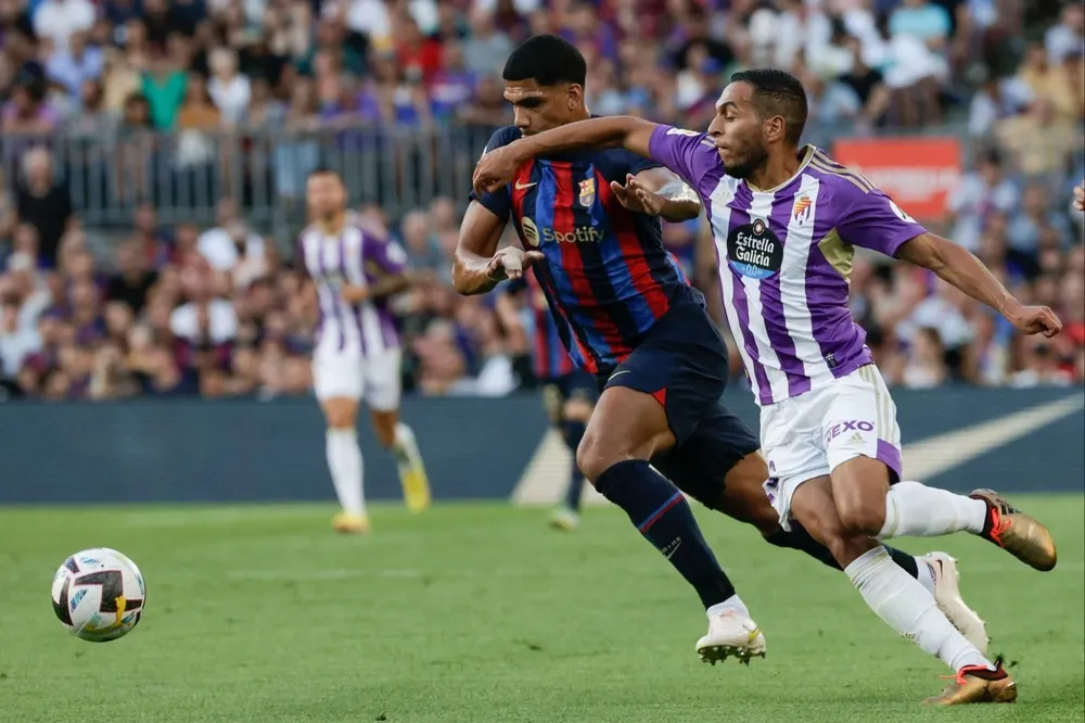 Ronald Araujo superando a Anuar Tuhami