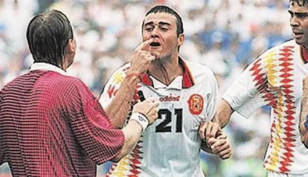 Luis Enrique muestra el codazo de Tassotti