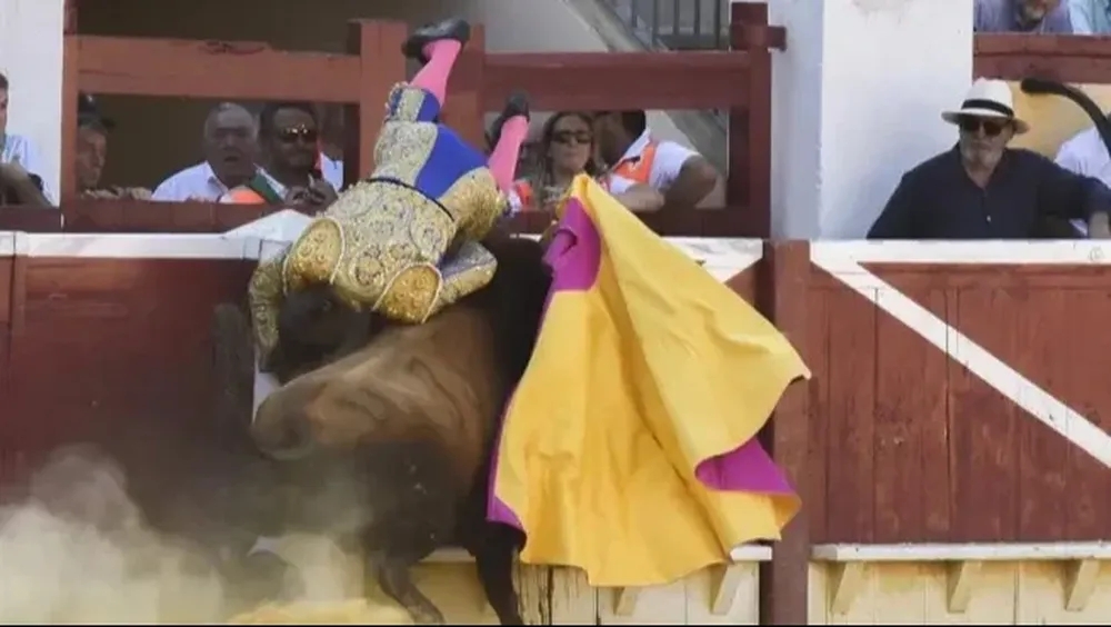 El Cordobés vuela por los aires, embertido por el toro en Huelva.